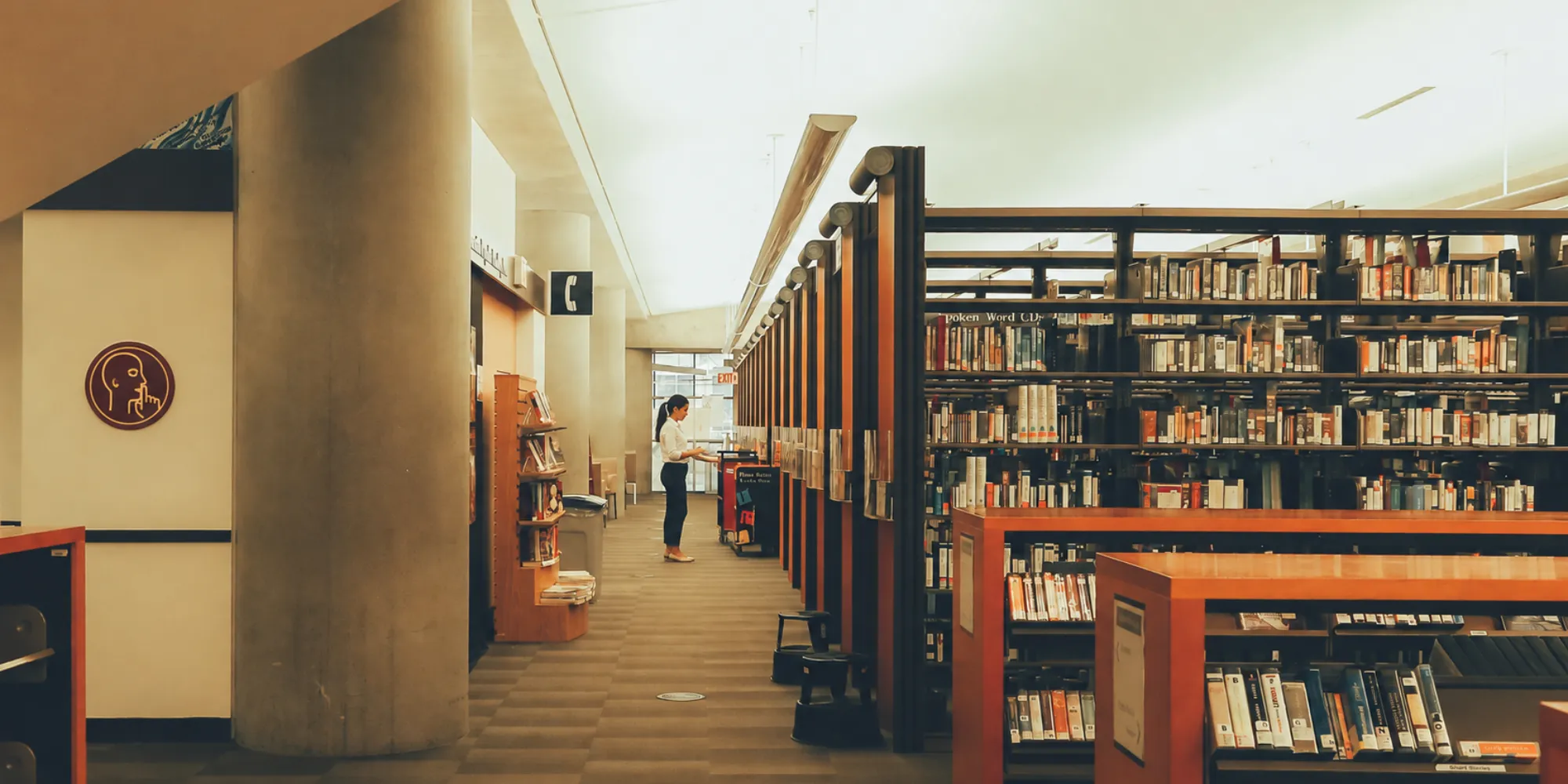 Biblioteca con estanterías y espacios de consulta.